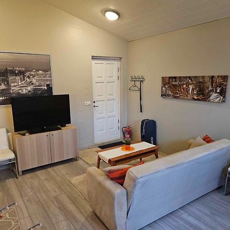 Private Studio Apartment Near The Airport Njarthvik Eksteriør billede