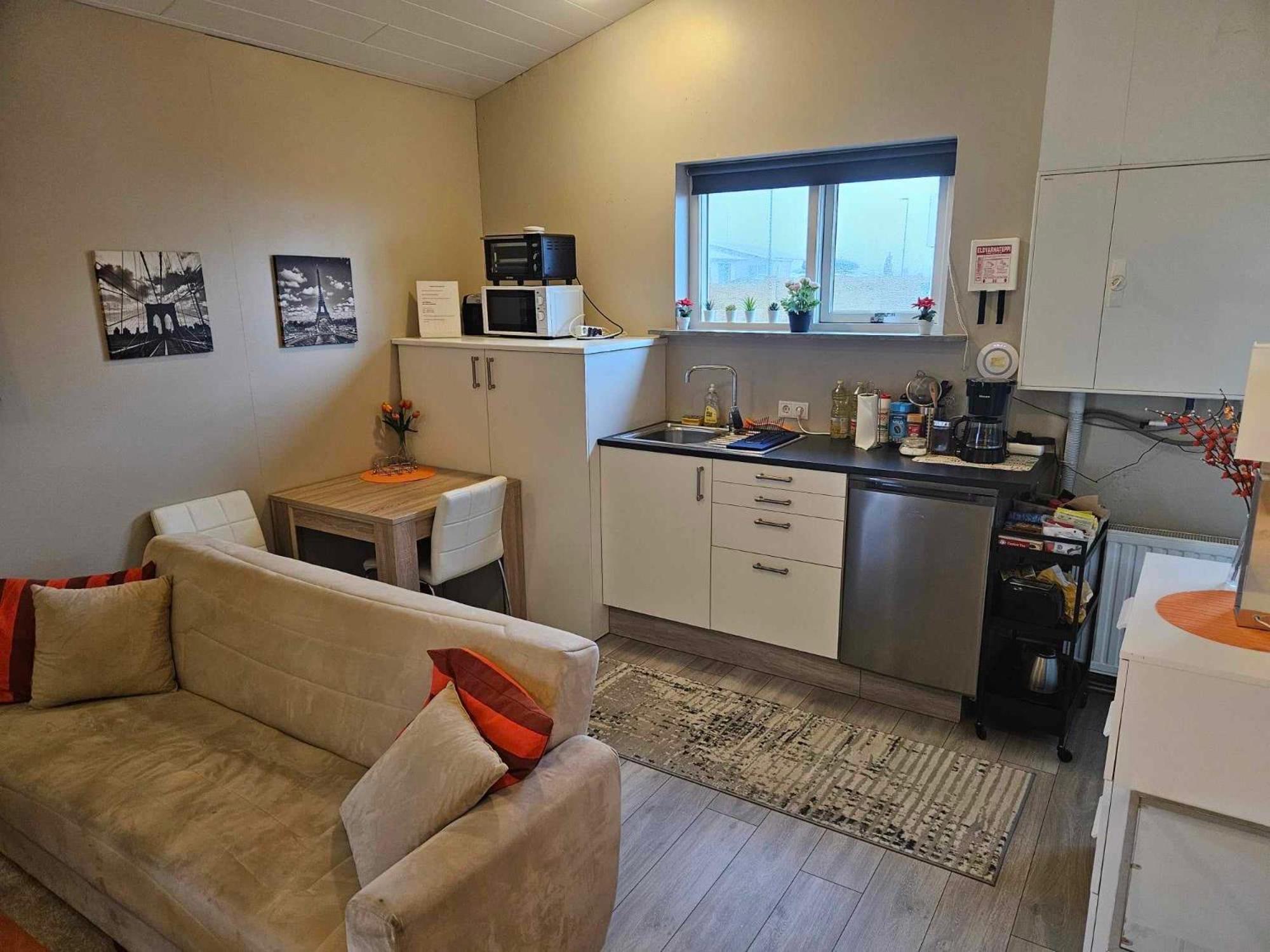 Private Studio Apartment Near The Airport Njarthvik Eksteriør billede